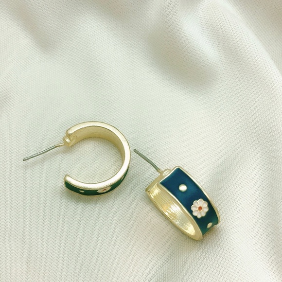 Daisy Flower Enamel Geometric Stud Earring - Picture 3 of 12